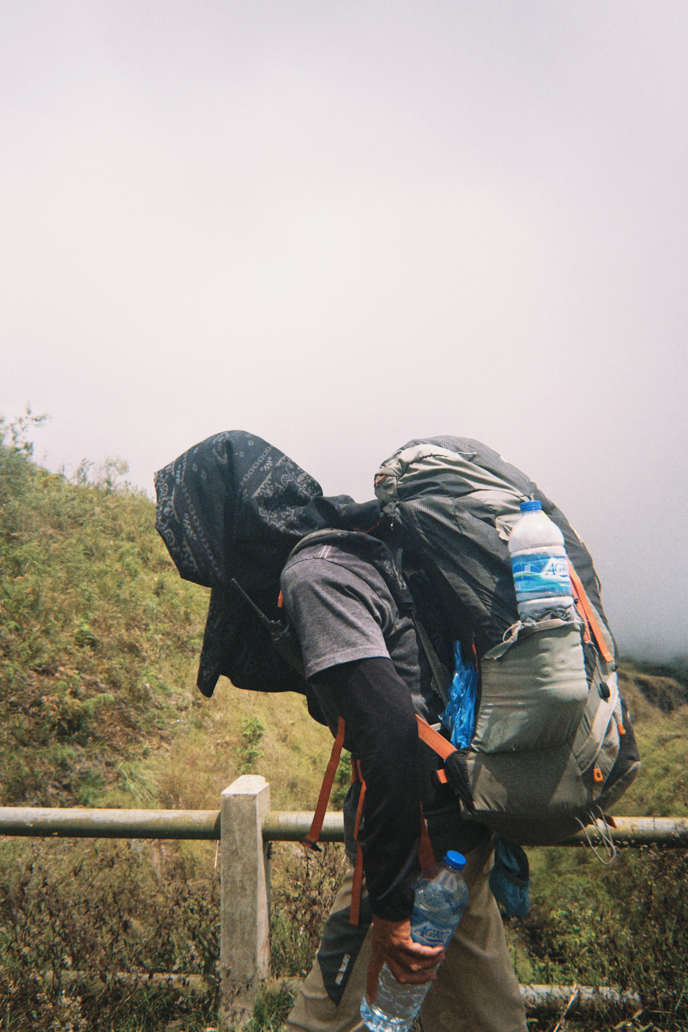 A Wil Rinjani porter carrying a real load on the trail